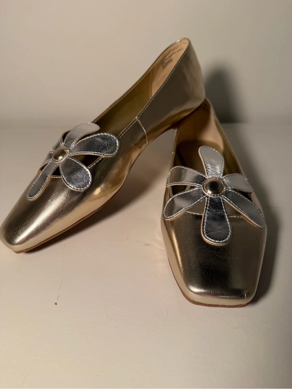 Katy Perry The Evie Daisy Flats in Metallic Gold. NWOB. Size 9